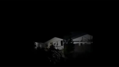 Alluvione Texas, una casa trascinata dal fiume con dentro le persone – VIDEO