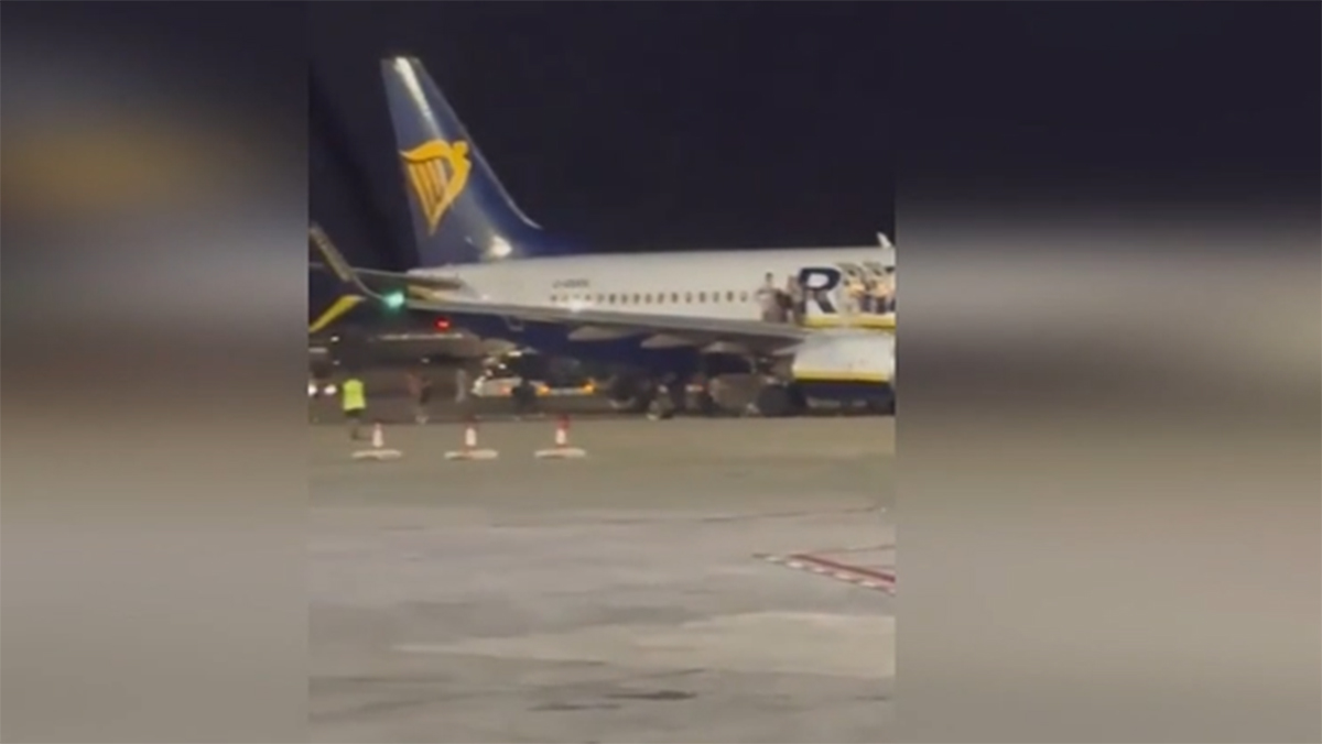 Spagna: principio di incendio su volo Ryanair a Maiorca, 18 feriti lievi – VIDEO Spagna: principio di incendio su volo Ryanair a Maiorca, 18 feriti lievi – VIDEO
