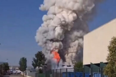 Spagna, esplosioni in una fabbrica di batterie al litio: scatta l’allarme nube tossica