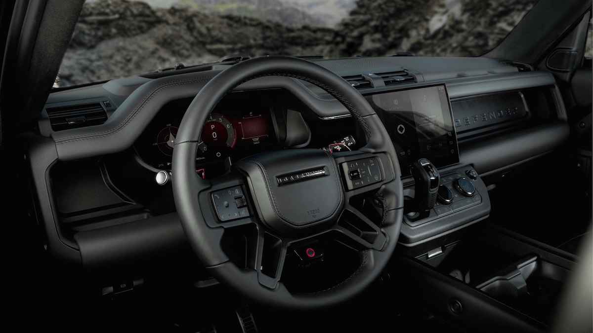 Defender OCTA Black: lusso e potenza in total black per la 4×4 più estrema Defender OCTA Black: lusso e potenza in total black per la 4×4 più estrema
