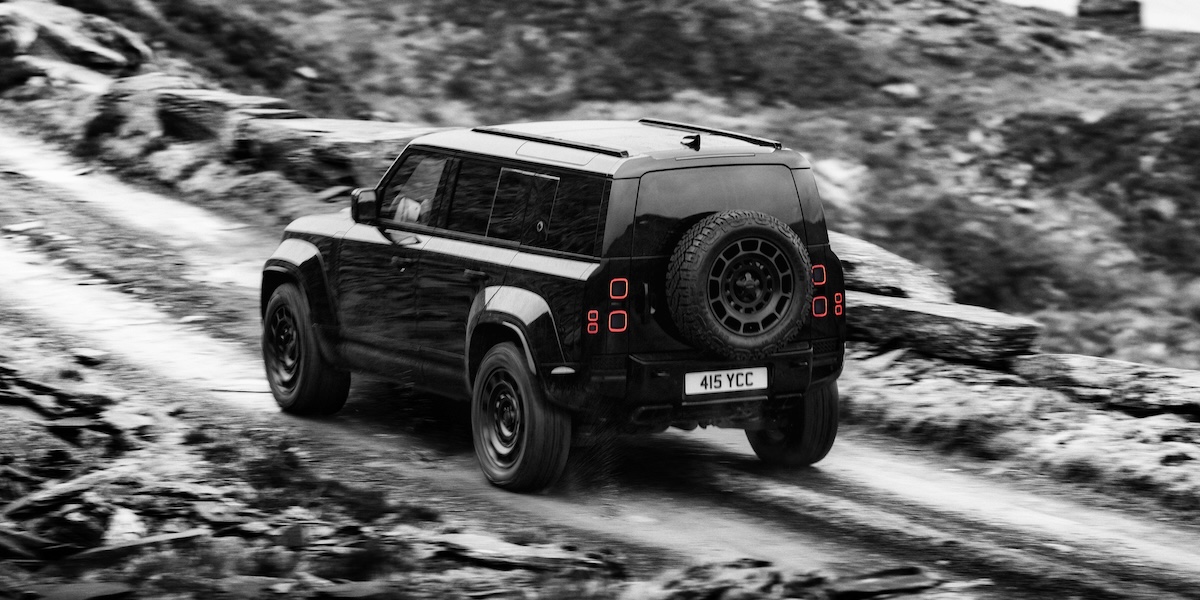 Defender OCTA Black: lusso e potenza in total black per la 4×4 più estrema Defender OCTA Black: lusso e potenza in total black per la 4×4 più estrema