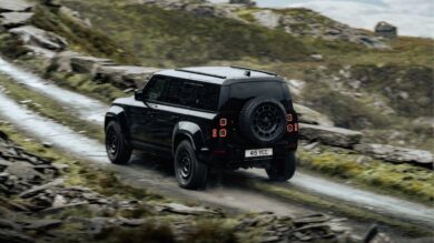 Defender OCTA Black: lusso e potenza in total black per la 4×4 più estrema