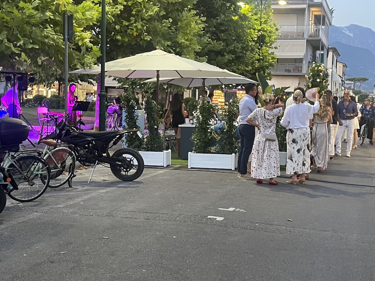 Forte dei Marmi, manager aggredito e rapinato dell’orologio da 30mila euro: è allarme sicurezza