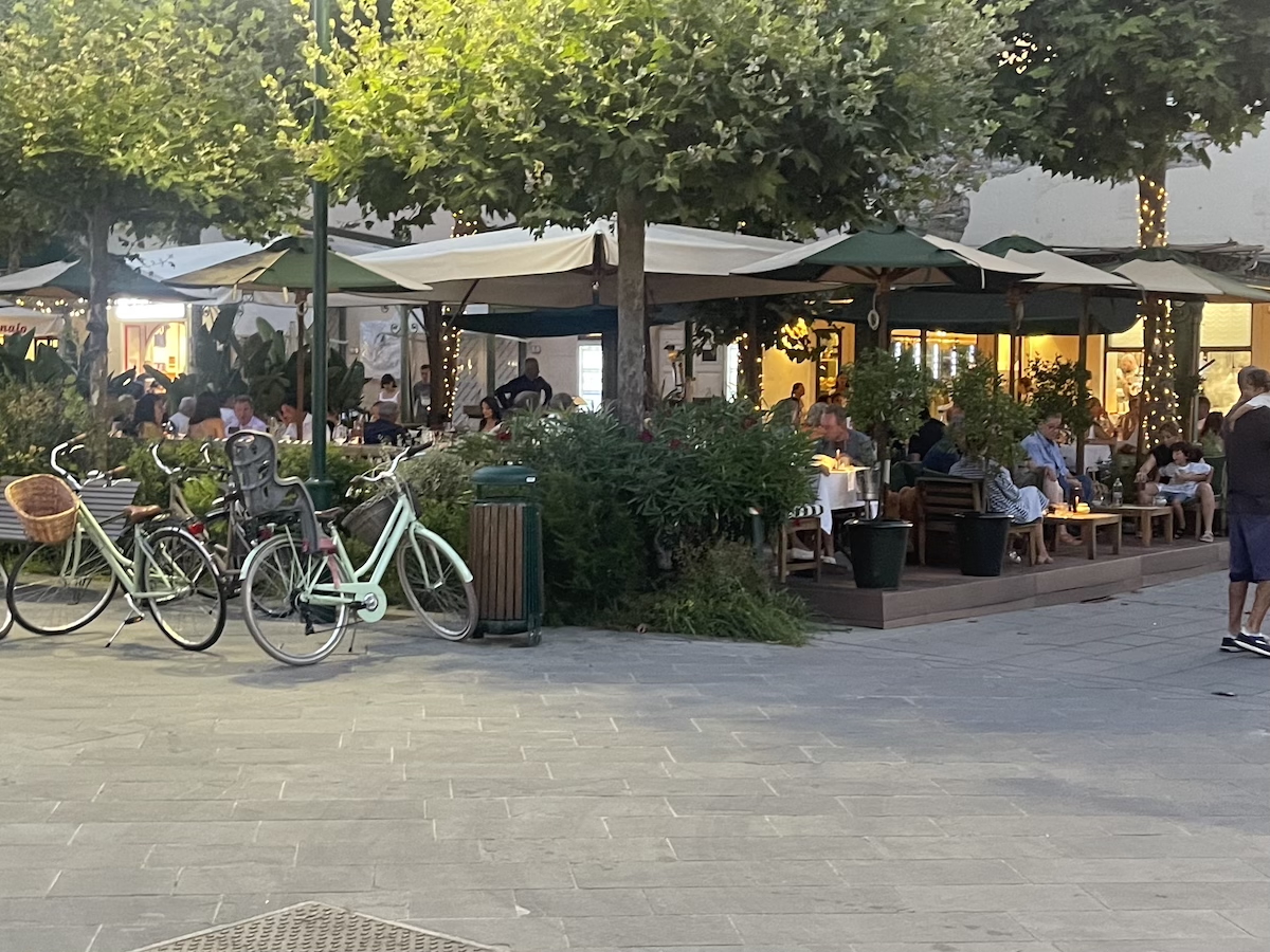 Forte dei Marmi, manager aggredito e rapinato dell’orologio da 30mila euro: è allarme sicurezza