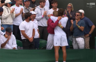 Wimbledon, Cobolli: distrugge Cilic, quarti di finale e best ranking. Ora Djokovic – L’abbraccio con Bove – Sonego si arrende a Shelton