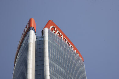 Milano, riapre la Torre Generali: ora le operazioni di smontaggio dell’insegna