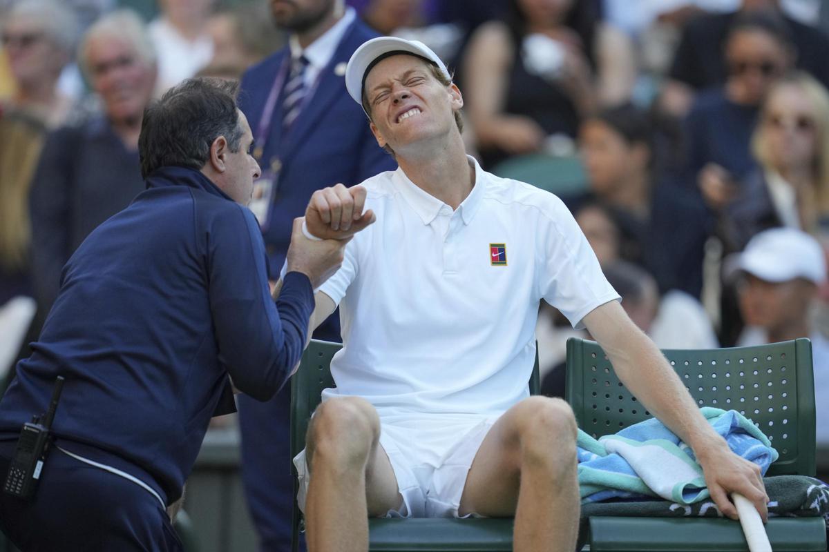 Galleria foto 'Wimbledon: Sinner e l’infortunio al gomito nel match con Dimitrov, le condizioni di Jannik: come sta, gli esami' - foto 1