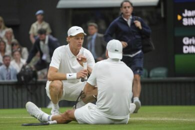 Wimbledon, Sinner consola e aiuta Dimitrov in lacrime dopo il ritiro (col bulgaro avanti 2 set a 0 su Jannik) – VIDEO