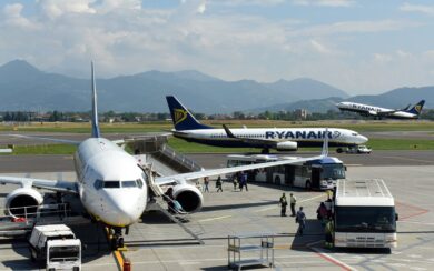 Orio al Serio: chi era l’uomo risucchiato dal motore dell’aereo e cosa ci faceva sulla pista