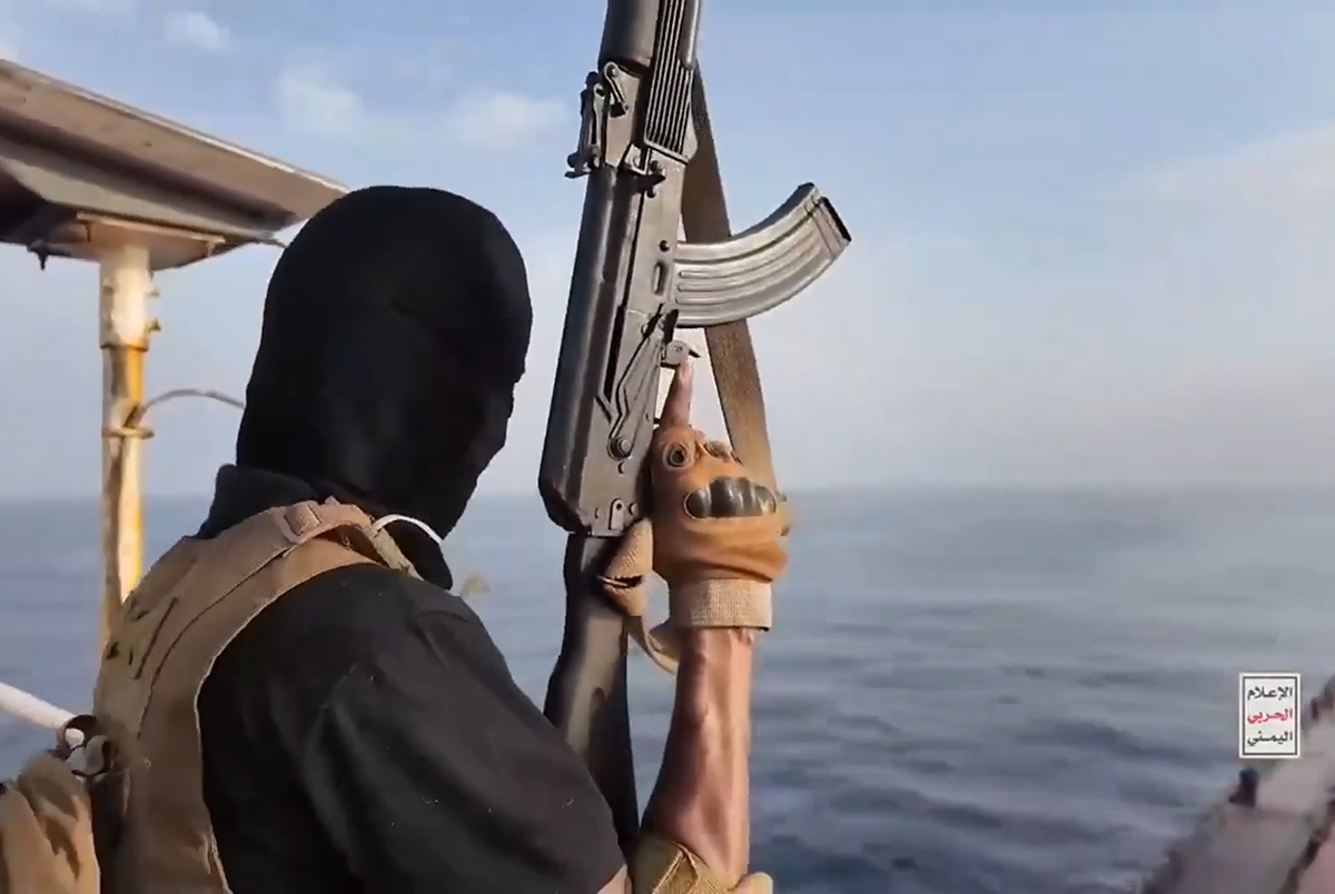 Houthi affondano nave greca, il video dell’attacco al largo dello Yemen Houthi affondano nave greca, il video dell’attacco al largo dello Yemen
