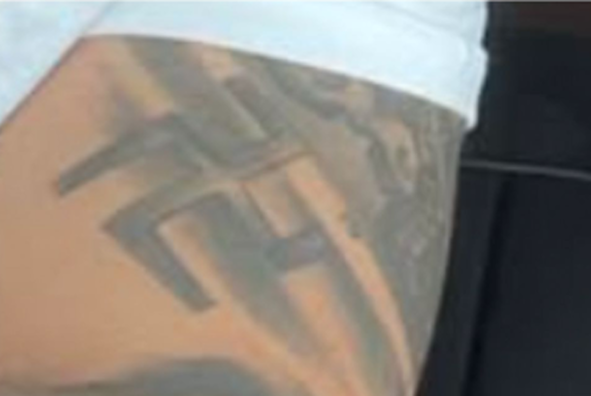 Chef Paolo Cappuccio nella bufera: non solo l’annuncio omofobo. Pure i tatuaggi con fascio littorio e svastica- FOTO