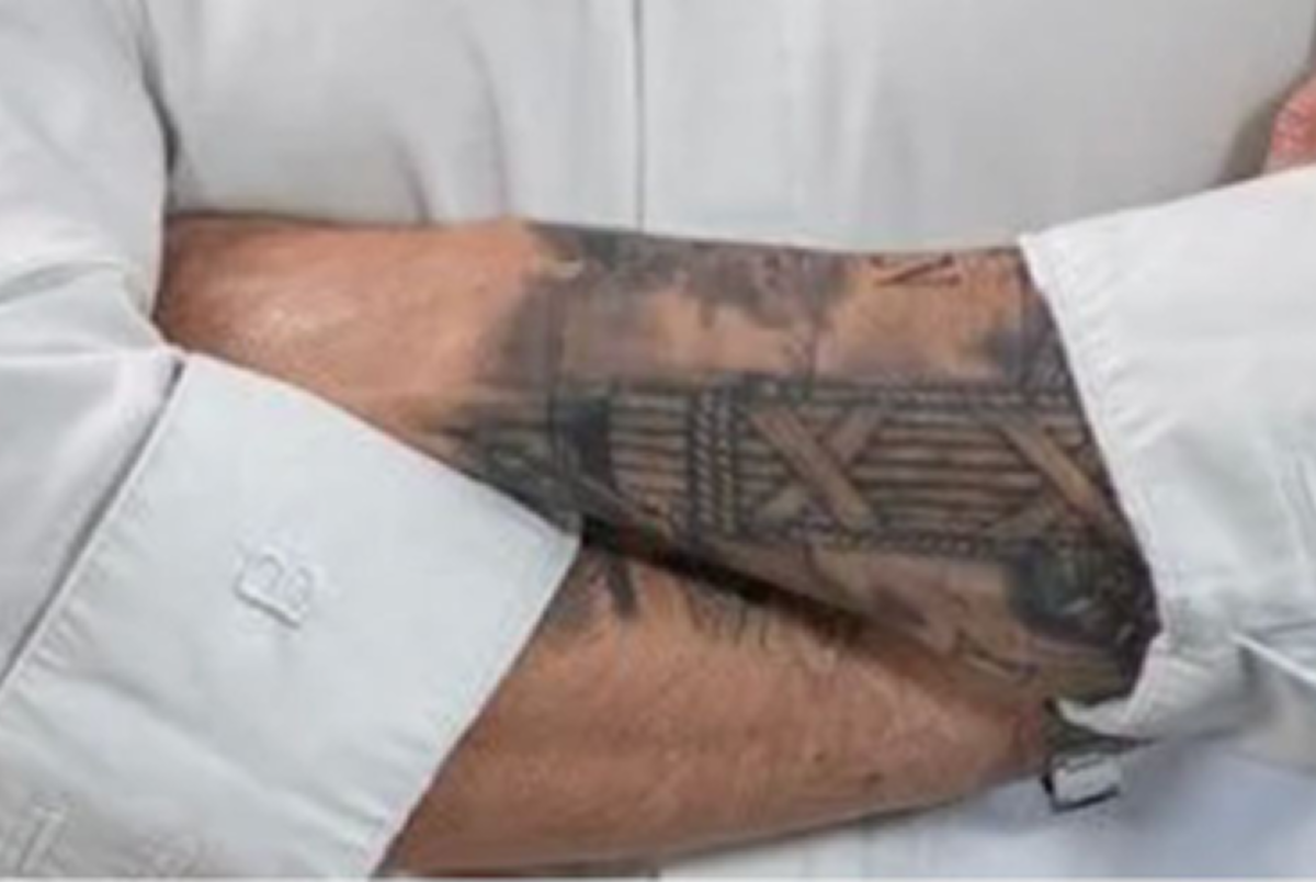 Chef Paolo Cappuccio nella bufera: non solo l’annuncio omofobo. Pure i tatuaggi con fascio littorio e svastica- FOTO