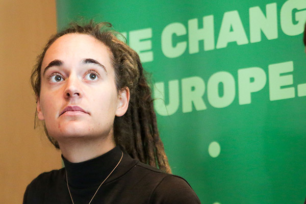 Chi è Carola Rackete, dallo scontro con Salvini sui migranti alle dimissioni da europarlamentare Chi è Carola Rackete, dallo scontro con Salvini sui migranti alle dimissioni da europarlamentare