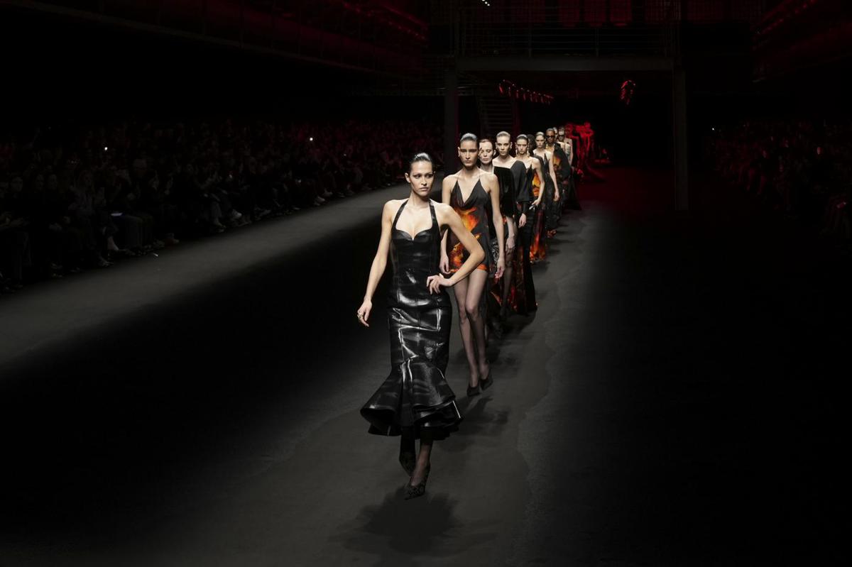 Roberto Cavalli, nemmeno la cura Azzolari salva la maison: nel 2024 schizzano le perdite. E ora i fondi vogliono la griffe Roberto Cavalli, nemmeno la cura Azzolari salva la maison: nel 2024 schizzano le perdite. E ora i fondi vogliono la griffe