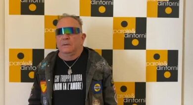 Johnson Righeira canta l’estate in “Chi troppo lavora (non fa l’amore)