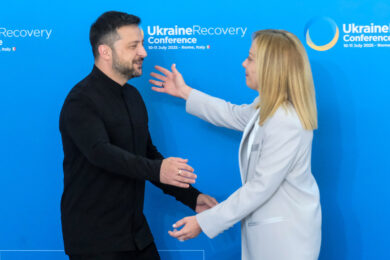 Ucraina, Zelensky: “Putin vuole che il nostro popolo lasci il Paese”. Meloni: “Presi impegni per più di 10 miliardi”