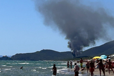 Grosseto, incendio in un campeggio a Castiglione della Pescaia. Fiamme vicino all’aeroporto di Olbia: voli dirottati