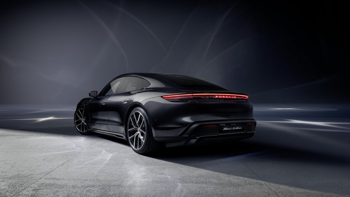 Porsche Black Edition: eleganza in nero per Taycan e Cayenne 2025