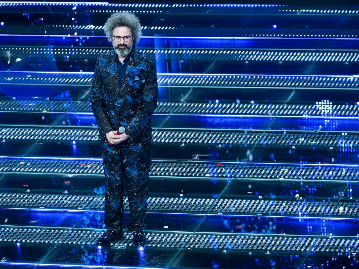 Simone Cristicchi annulla la prima data del tour: cos’è la paralisi di Bell di cui soffre il cantante Simone Cristicchi annulla la prima data del tour: cos’è la paralisi di Bell di cui soffre il cantante