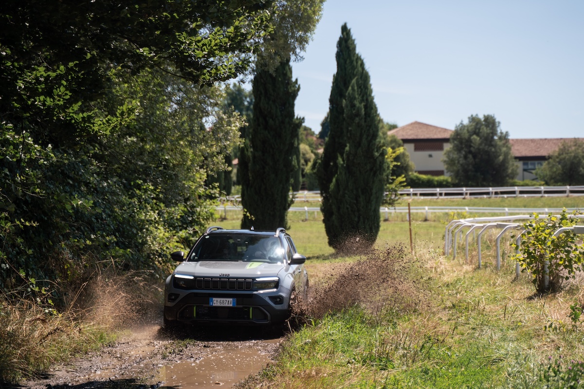 Jeep Avenger 4xe protagonista ai 105 Xmasters 2025 tra sport e avventura Jeep Avenger 4xe protagonista ai 105 Xmasters 2025 tra sport e avventura