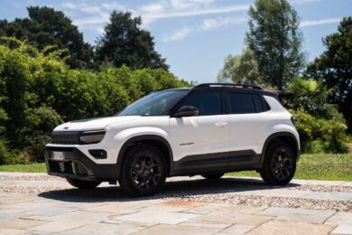 Jeep Avenger 4xe protagonista ai 105 Xmasters 2025 tra sport e avventura