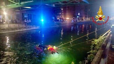 Corsico (Milano), esce di strada e finisce nel Naviglio: muore a 24 anni dopo una serata con amici