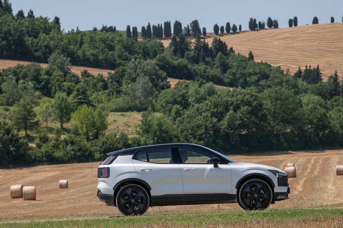 Volvo EX30 Cross Country: il SUV elettrico per vivere ogni avventura