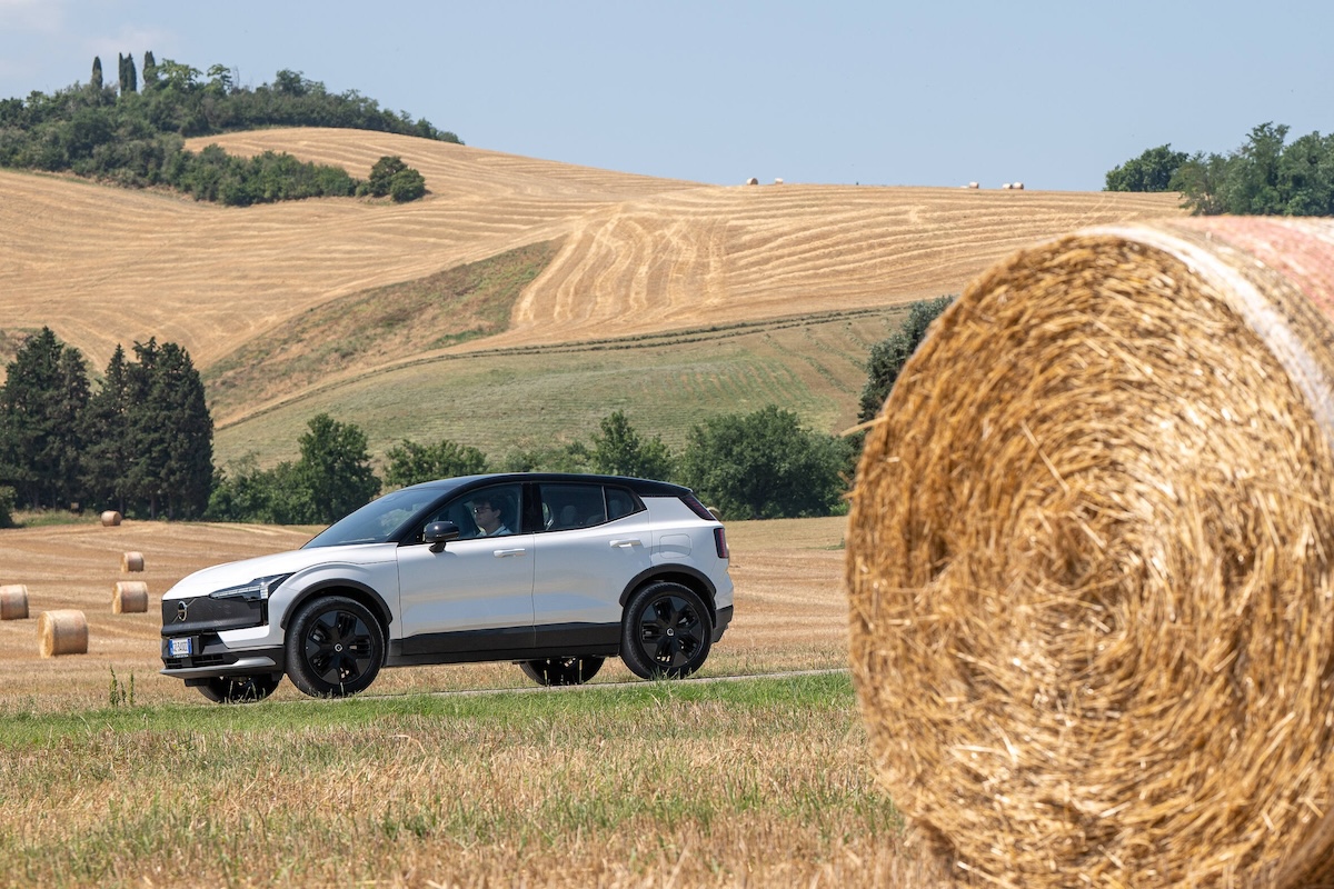 Volvo EX30 Cross Country: il SUV elettrico per vivere ogni avventura