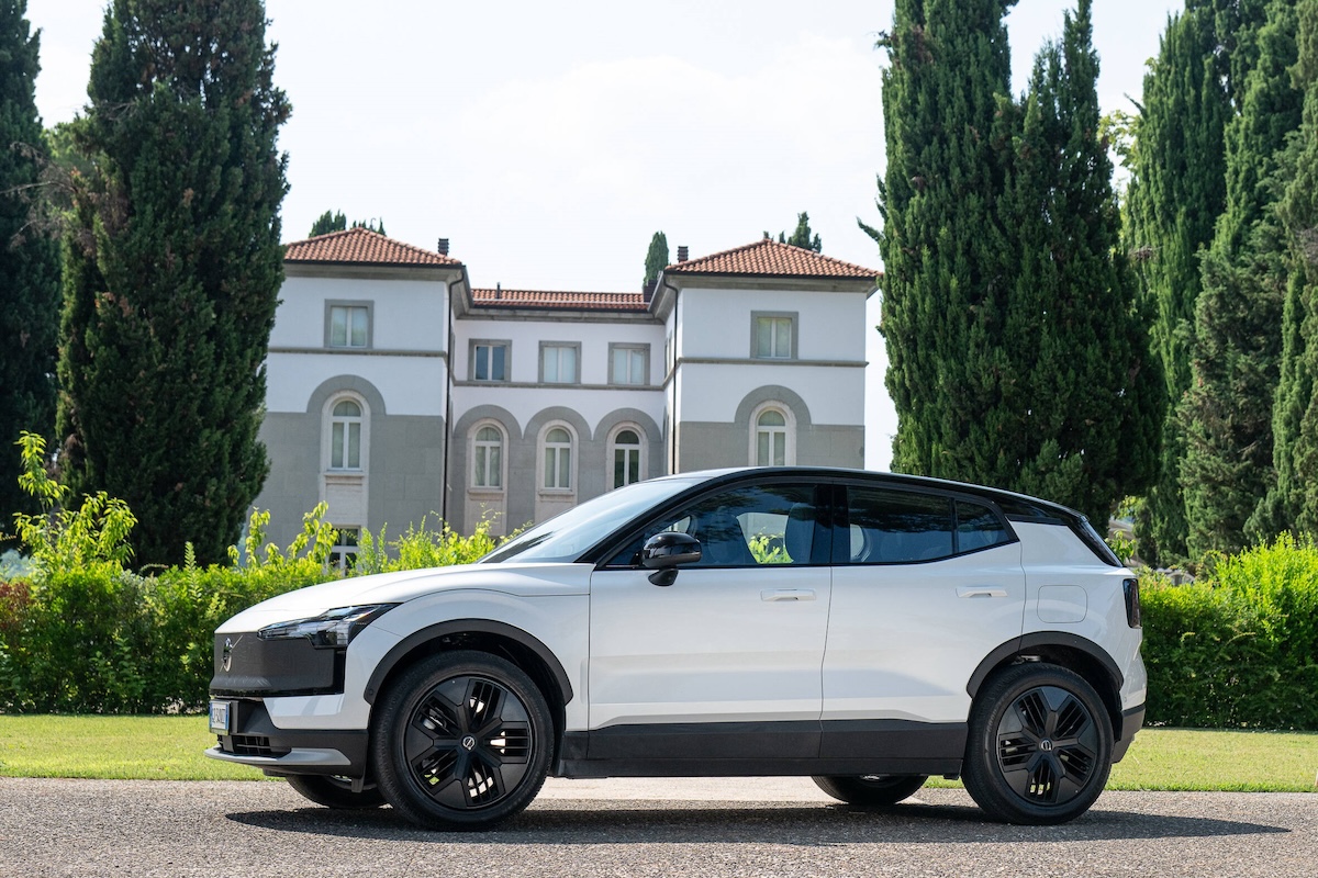 Volvo EX30 Cross Country: il SUV elettrico per vivere ogni avventura