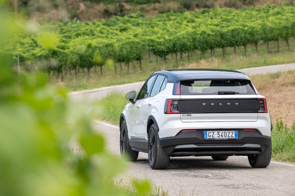 Volvo EX30 Cross Country: il SUV elettrico per vivere ogni avventura