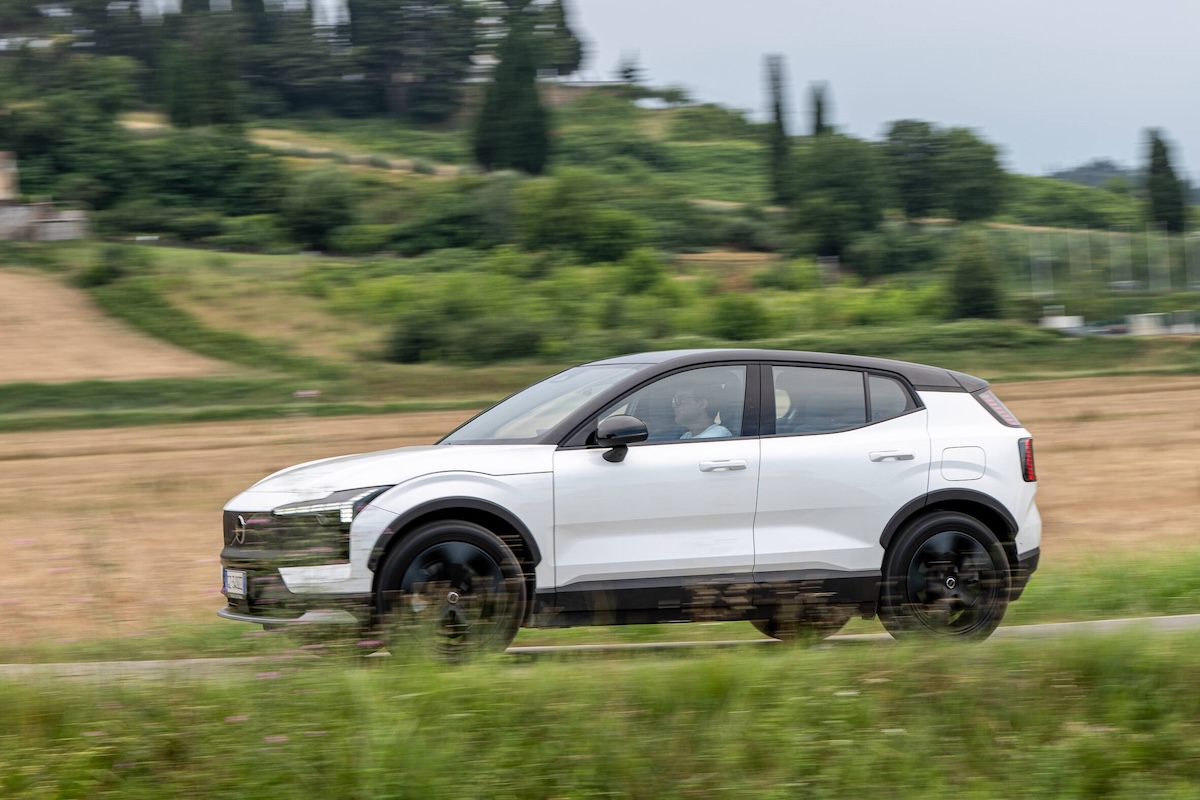 Volvo EX30 Cross Country: il SUV elettrico per vivere ogni avventura