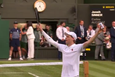 Jannik Sinner vince Wimbledon. Primo italiano campione, battuto Alcaraz. Guarda il video del match point