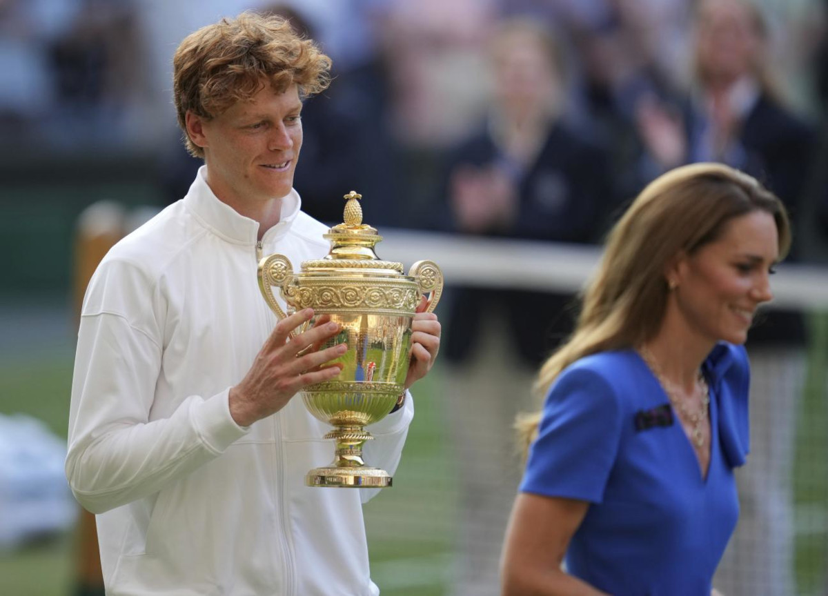 Wimbledon, l’emozione di Sinner: “Contentissimo di rappresentare l’Italia. Dopo il Roland Garros…” Wimbledon, l’emozione di Sinner: “Contentissimo di rappresentare l’Italia. Dopo il Roland Garros…”