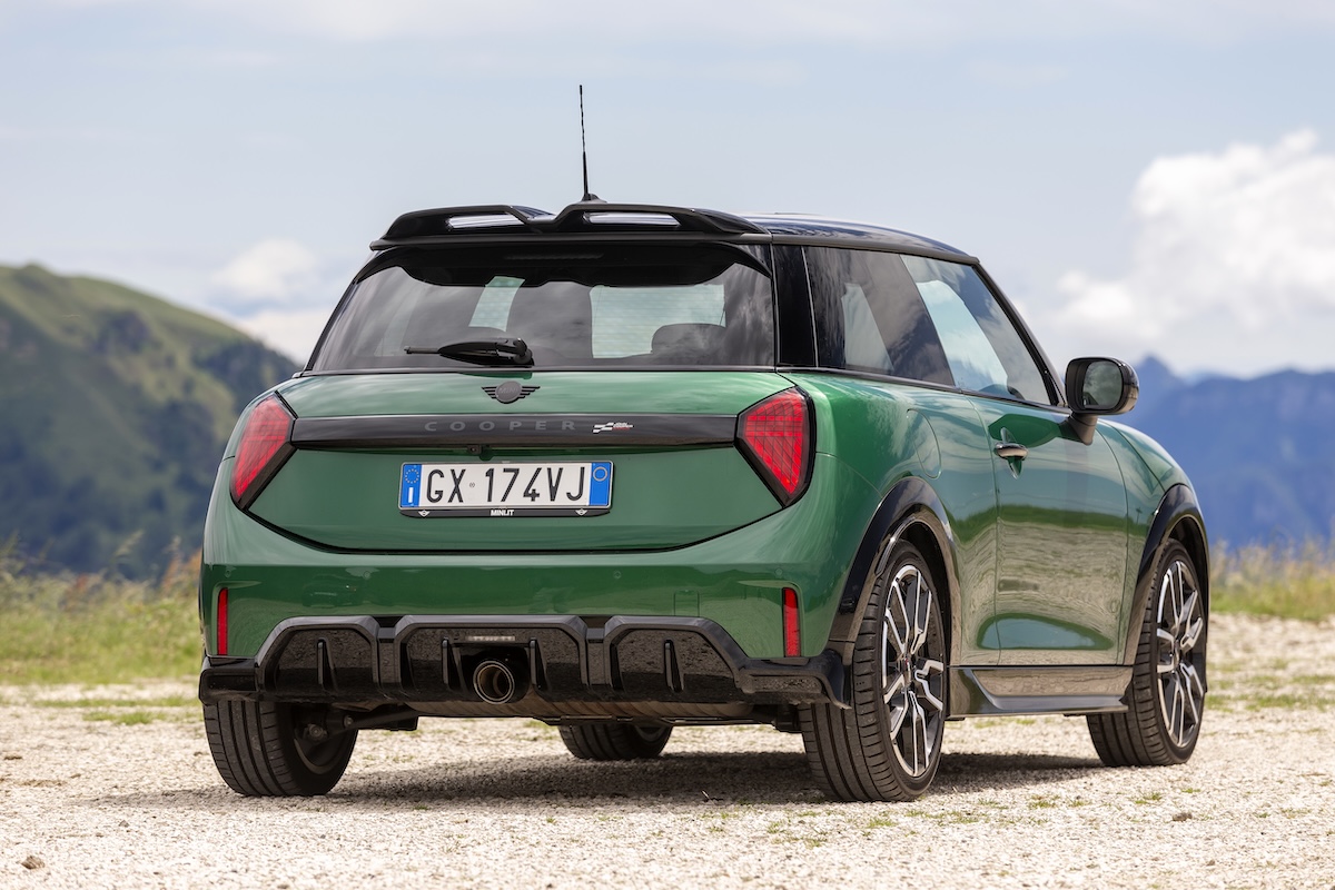 MINI John Cooper Works 2025: elettrica e sportiva, nasce una nuova era