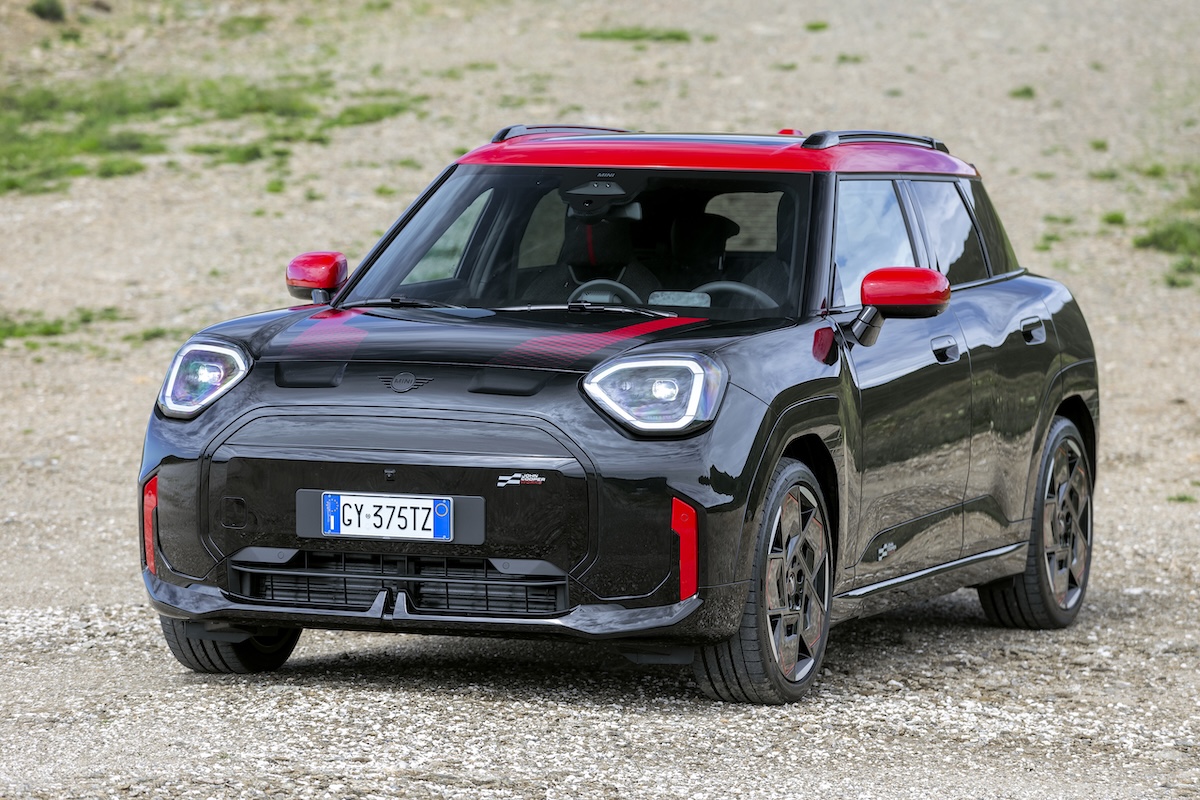 MINI John Cooper Works 2025: elettrica e sportiva, nasce una nuova era