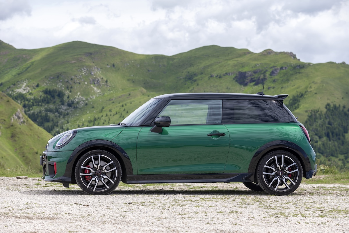 MINI John Cooper Works 2025: elettrica e sportiva, nasce una nuova era