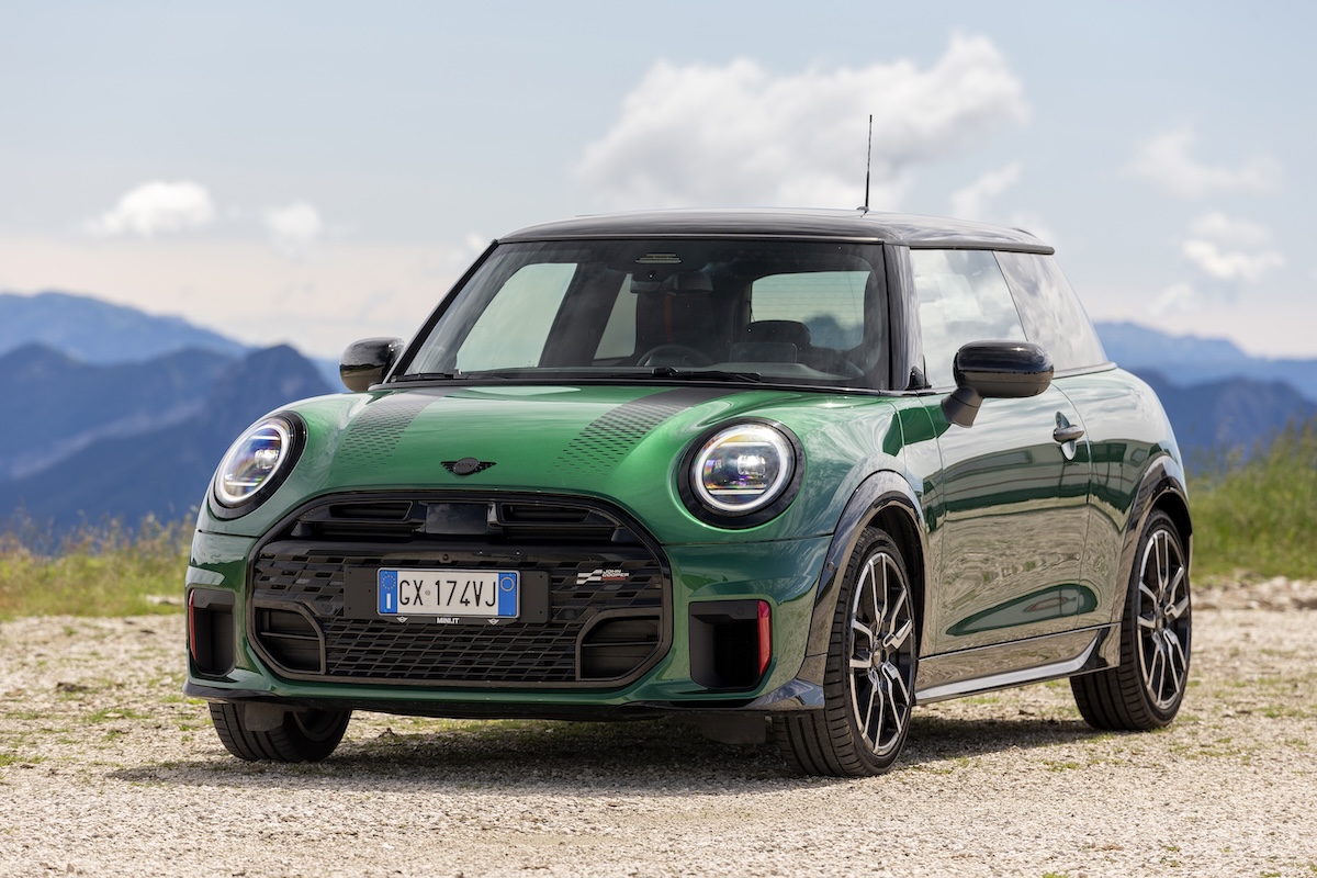 MINI John Cooper Works 2025: elettrica e sportiva, nasce una nuova era
