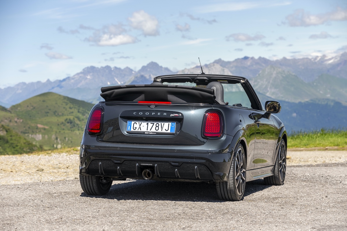 MINI John Cooper Works 2025: elettrica e sportiva, nasce una nuova era