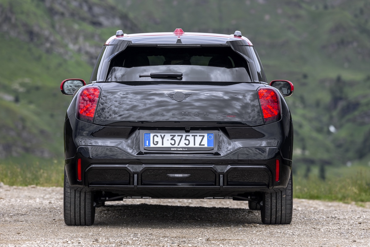 MINI John Cooper Works 2025: elettrica e sportiva, nasce una nuova era