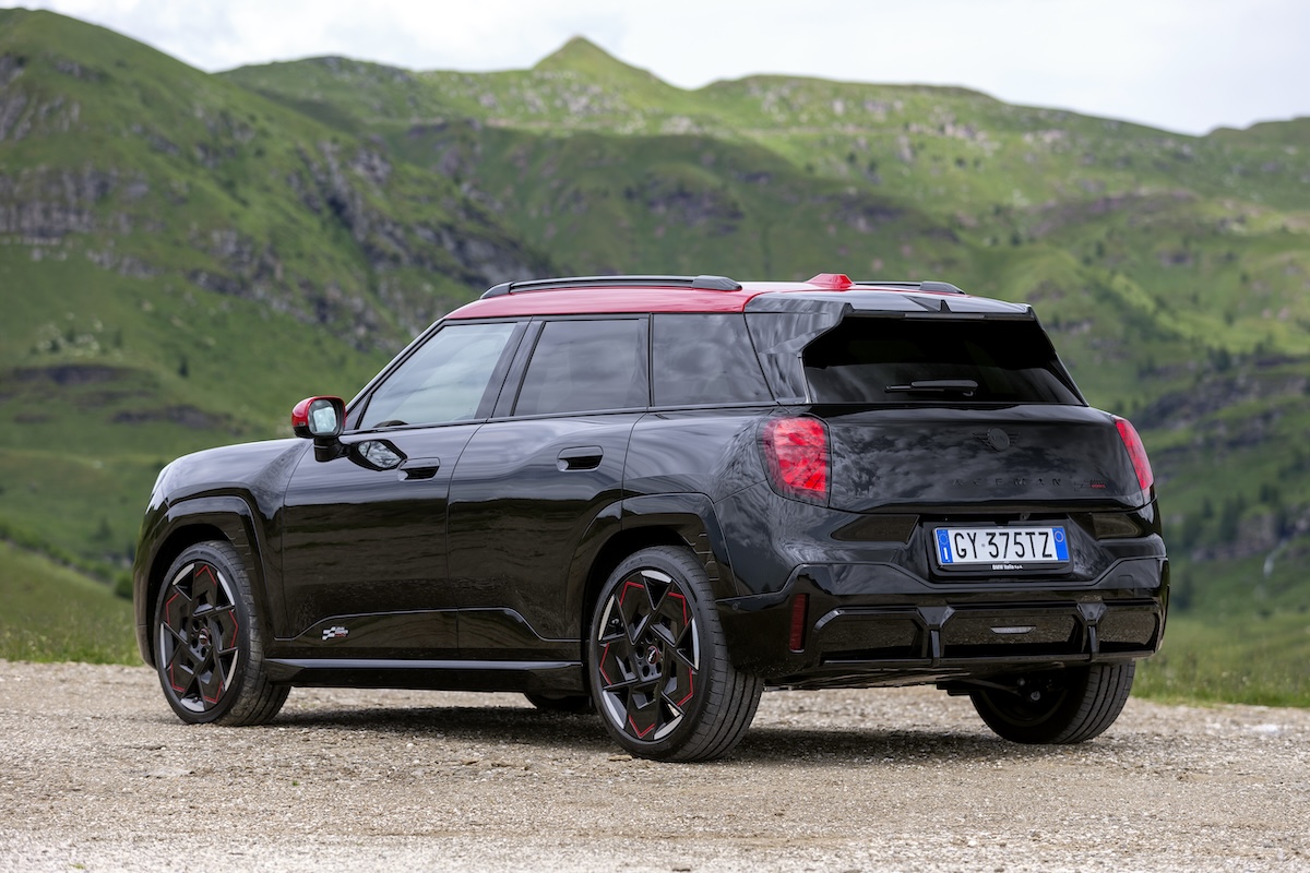MINI John Cooper Works 2025: elettrica e sportiva, nasce una nuova era
