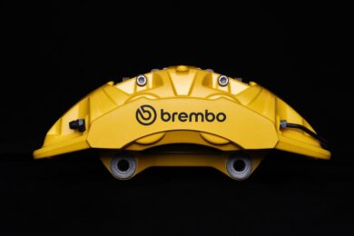 Brembo accelera sulla sostenibilità: l’alluminio delle pinze ora nasce dal sole