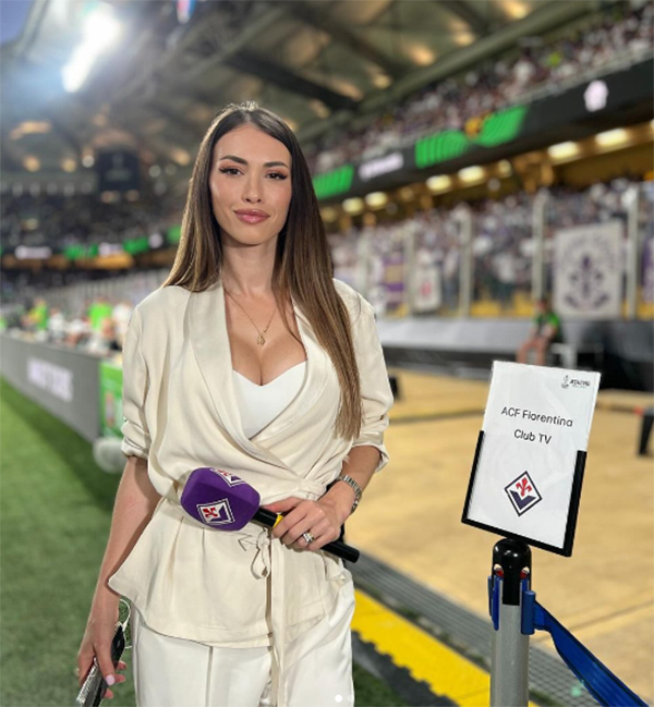Rossella Petrillo, la giornalista illumina il Viola Carpet e fa sognare i tifosi alla presentazione della Fiorentina – FOTO