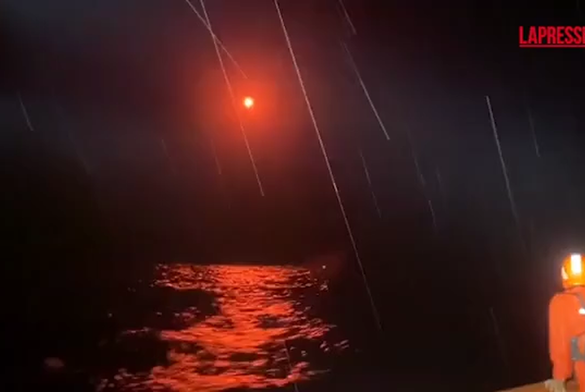 Motoscafo si ribalta in mare: 11 dispersi. Al via le ricerche. VIDEO Motoscafo si ribalta in mare: 11 dispersi. Al via le ricerche. VIDEO