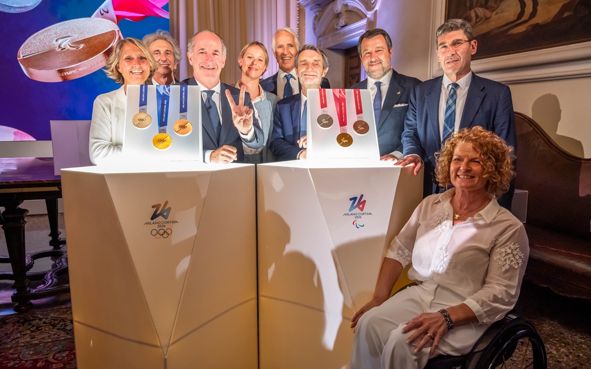 Milano Cortina, ecco le medaglie: la presentazione con Federica Pellegrini e Francesca Porcellato
