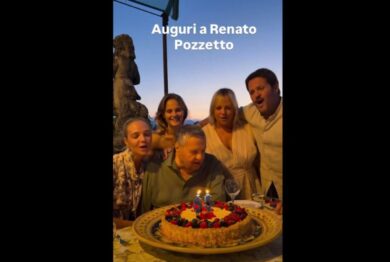 Renato Pozzetto compie 85 anni, il video della festa di compleanno con la famiglia (c’è anche il Cipollino Massimo Boldi)