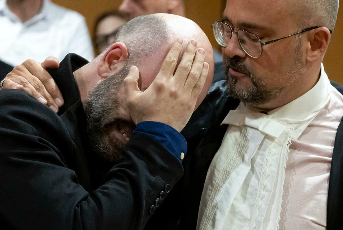 Saviano in lacrime dopo la condanna del boss: “Mi hanno rubato la vita” Saviano in lacrime dopo la condanna del boss: “Mi hanno rubato la vita”