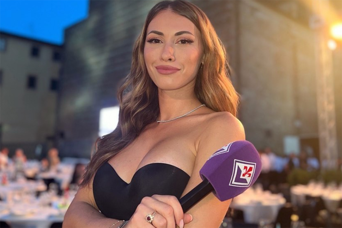 Rossella Petrillo, la giornalista illumina il Viola Carpet e fa sognare i tifosi alla presentazione della Fiorentina – FOTO