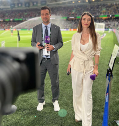 Rossella Petrillo, la giornalista illumina il Viola Carpet e fa sognare i tifosi alla presentazione della Fiorentina – FOTO
