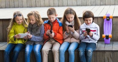 Australia, sotto indagine Facebook, TikTok e YouTube: “Violato il blocco per gli under 16”