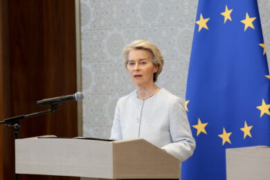 Bilancio Ue, Ursula presenta il suo piano da 2mila miliardi ma scontenta (quasi) tutti. Ira dell’Olanda, la maggioranza la smentisce